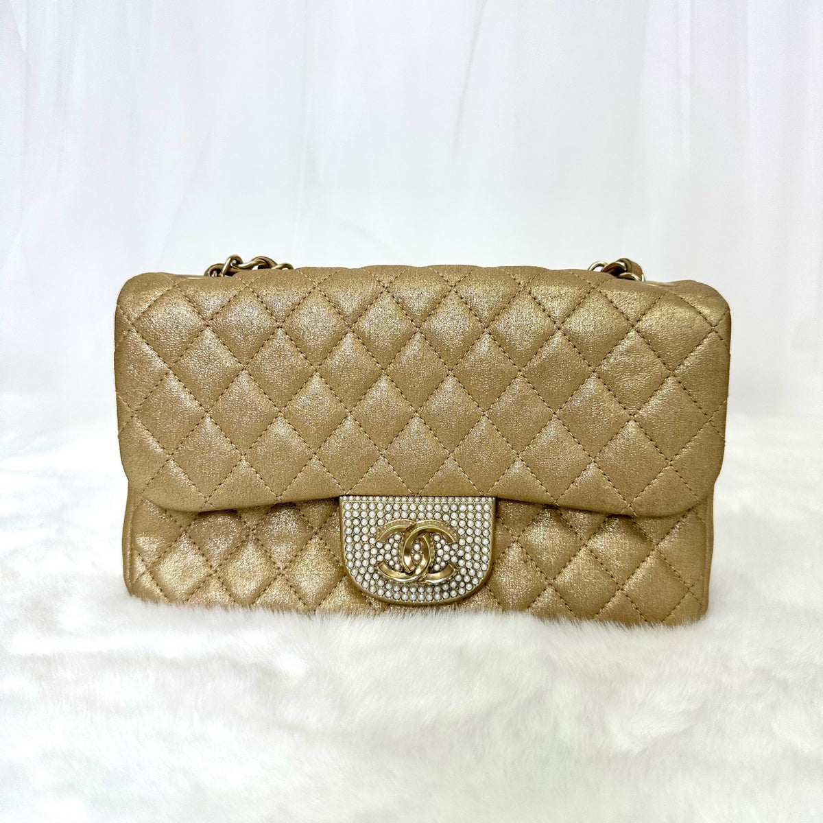 Pre-Owned Chanel Classic Flap Limited Edition Bag in Metallic Gold Quilted Lambskin, an exquisite 2015 seasonal piece with a dazzling pearl-embellished CC turn-lock N21503548