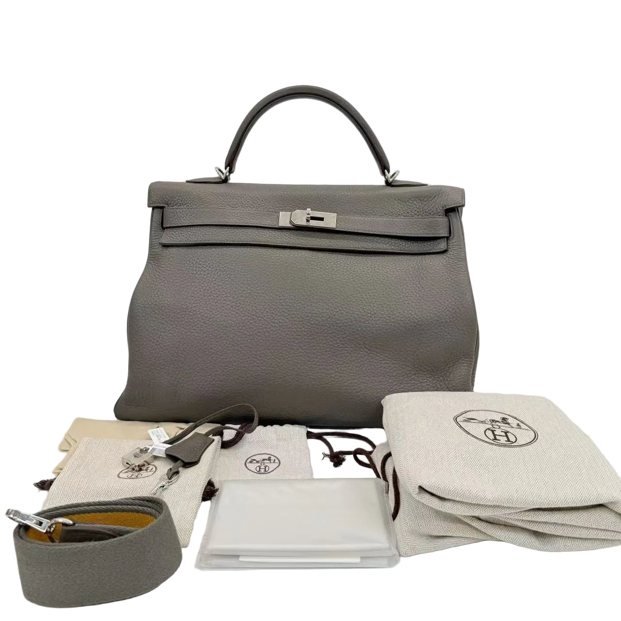 Pre-Owned Hermès Kelly 40 is a large versatile bag often used for travel or business N23297557