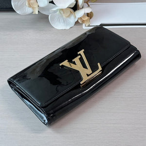 Pre-Owned Louis Vuitton Louise Patent Leather Clutch Bag