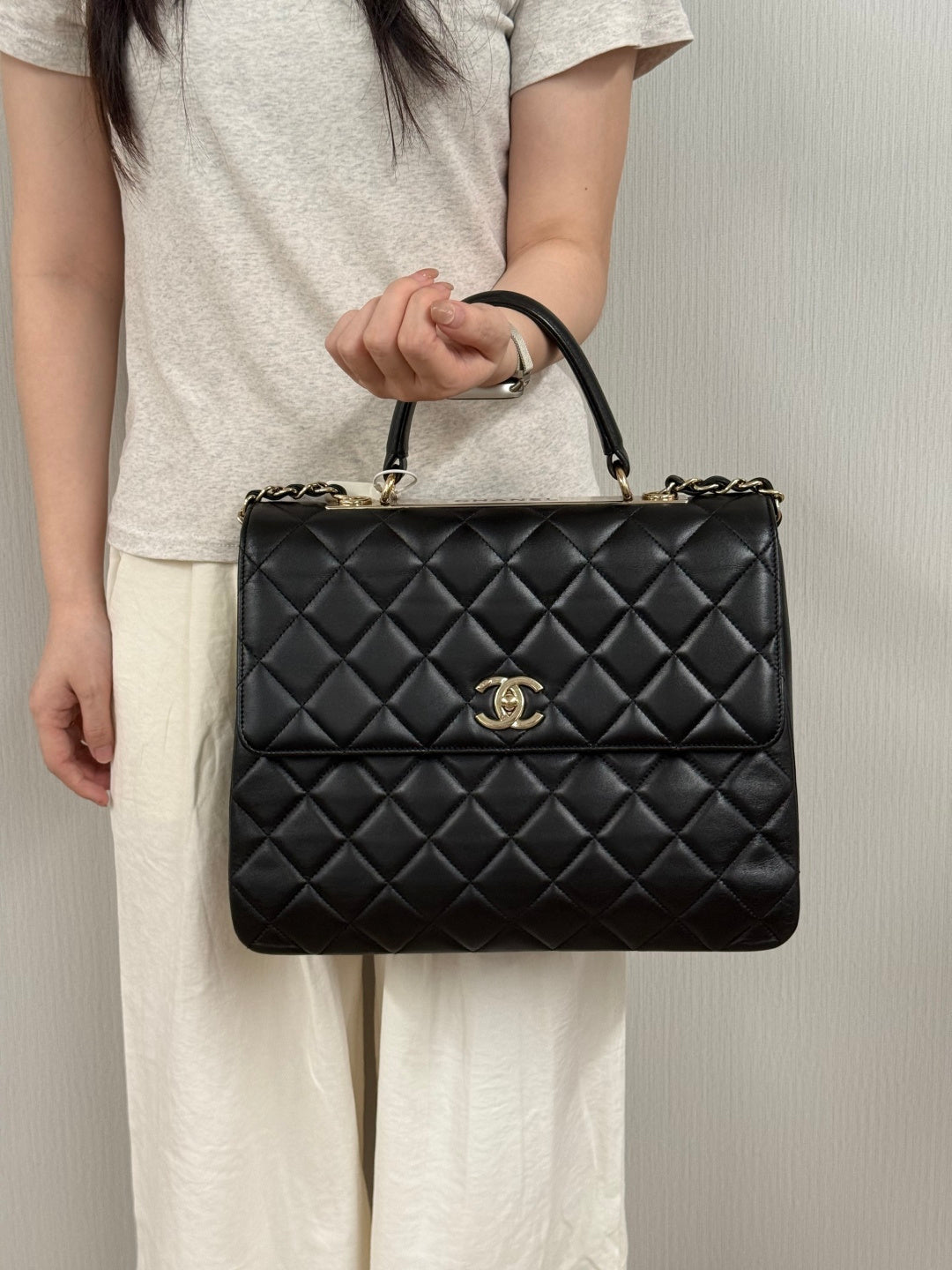 ✨Pre-Owned CHANEL Black Quilted Lambskin Large Trendy CC Flap Bag 🖤 | Gold Hardware | 23097009 💫