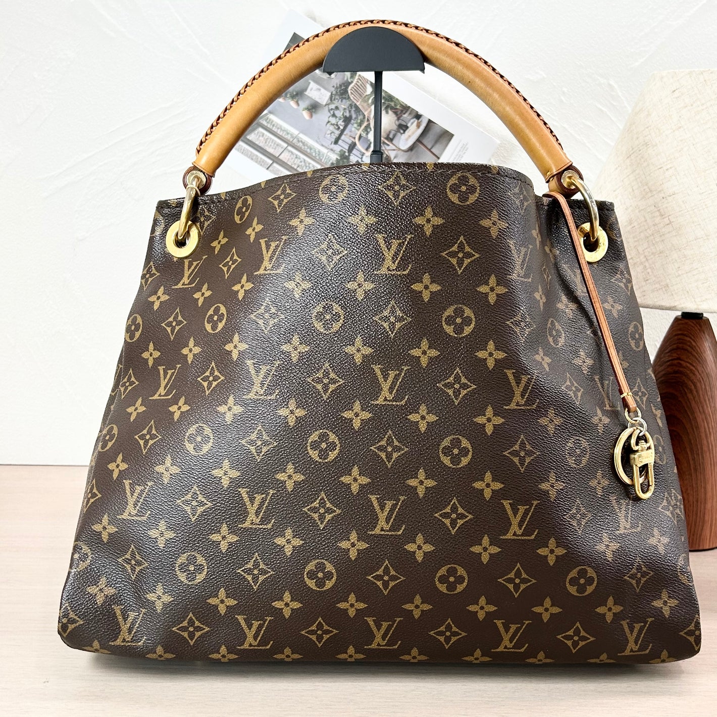 Pre-Owned Louis Vuitton Artsy MM Monogram Handbag