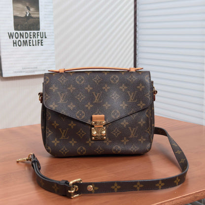 Pre-Owned Louis Vuitton Monogram Messenger Bag Gold Hardware
