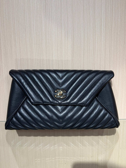 Pre-Owned Chanel V-Stitch Chevron Clutch Bag Black